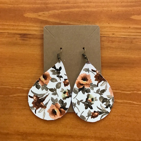 Floral faux leather earrings - Picture 1 of 1